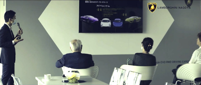 木村GMもモニターを使用し一組づつ丁寧に車両をご案内